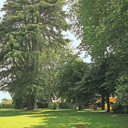 Logis Le Parc & מלון 3*