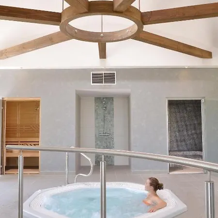 מלון Logis Le Parc & Château-Gontier