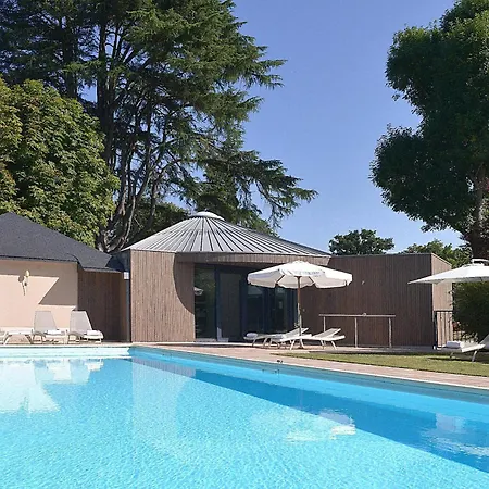 Logis Le Parc & מלון 3*